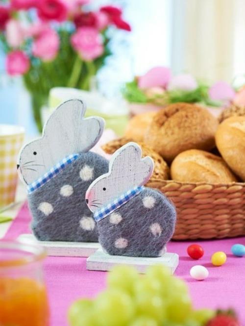 décoration de table pour pâques lapins en bois feutre vêtu