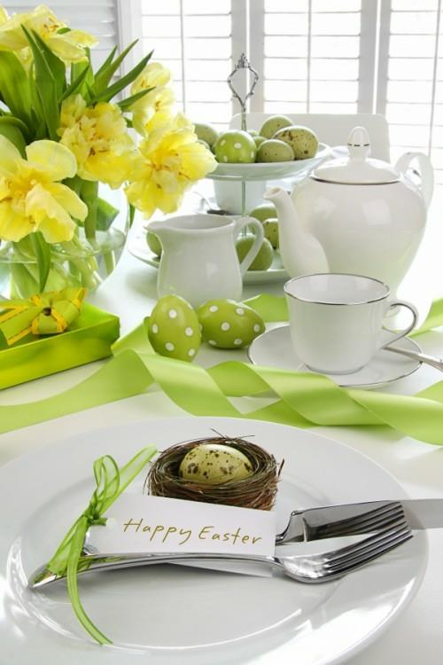 décorations de table pour pâques rubans vert menthe oeufs de pâques en pointillés