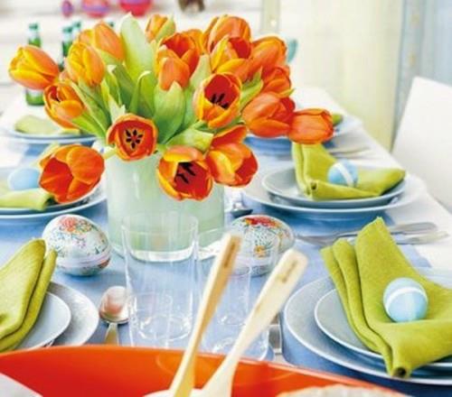 décorations de table pour Pâques tulipes oranges serviettes en tissu vert