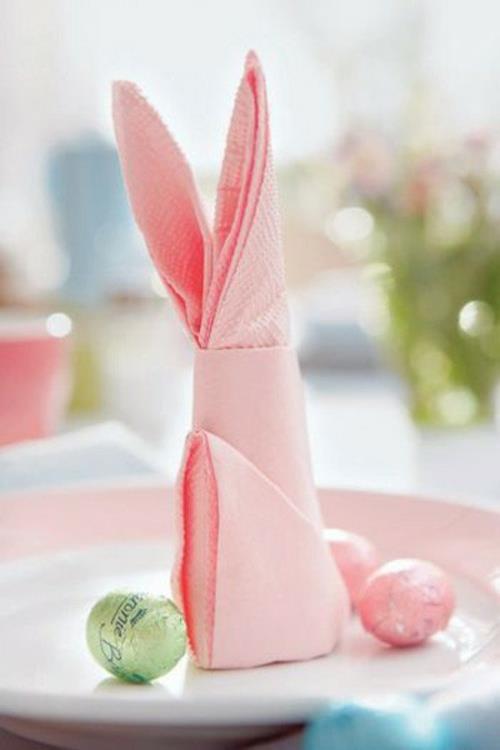 décoration de table pour pâques serviette rose lapin de pâques