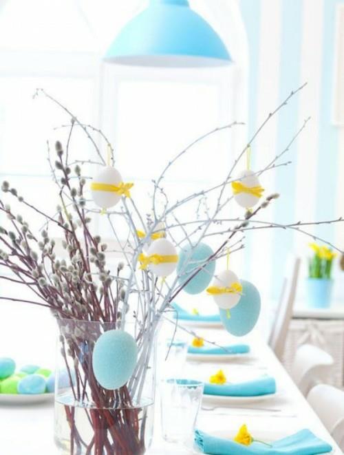décorations de table pour pâques branches de saule serviettes bleues bandes de tissu jaune