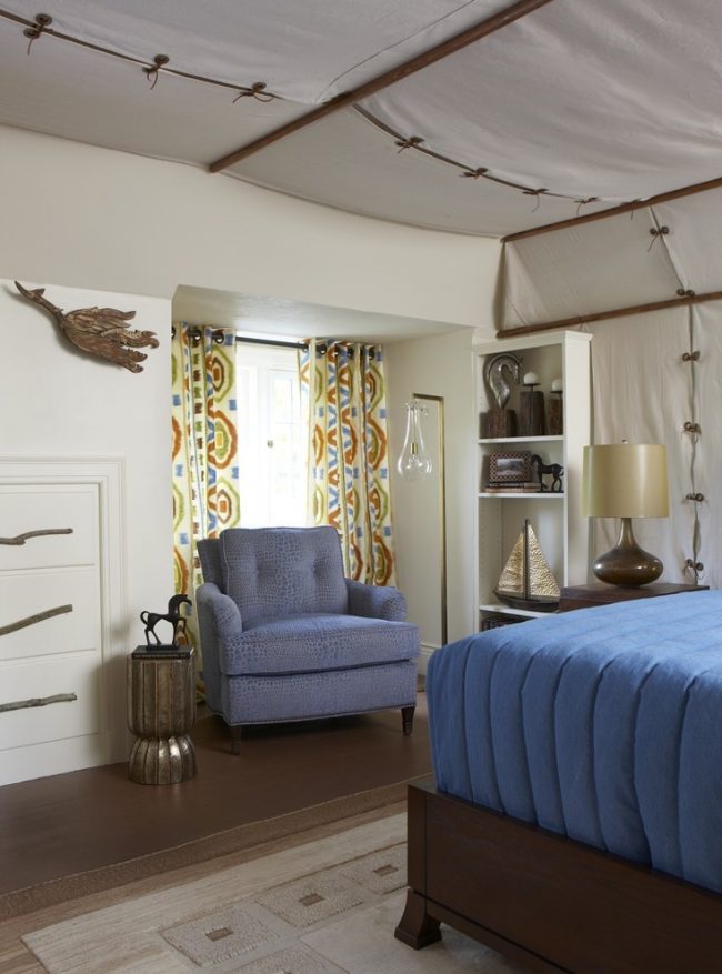 Eklektisches Schlafzimmerinterieur mit Stretchstoffdecke