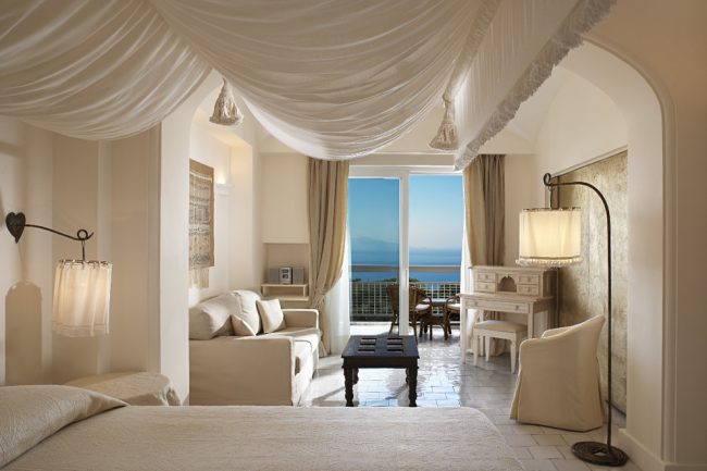 Schöne Stoffdecke in einem Schlafzimmer im mediterranen Stil