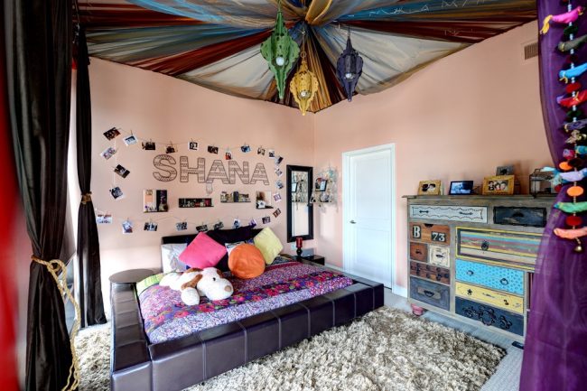 Kinderzimmer im eklektischen Stil mit stofffarbener Decke