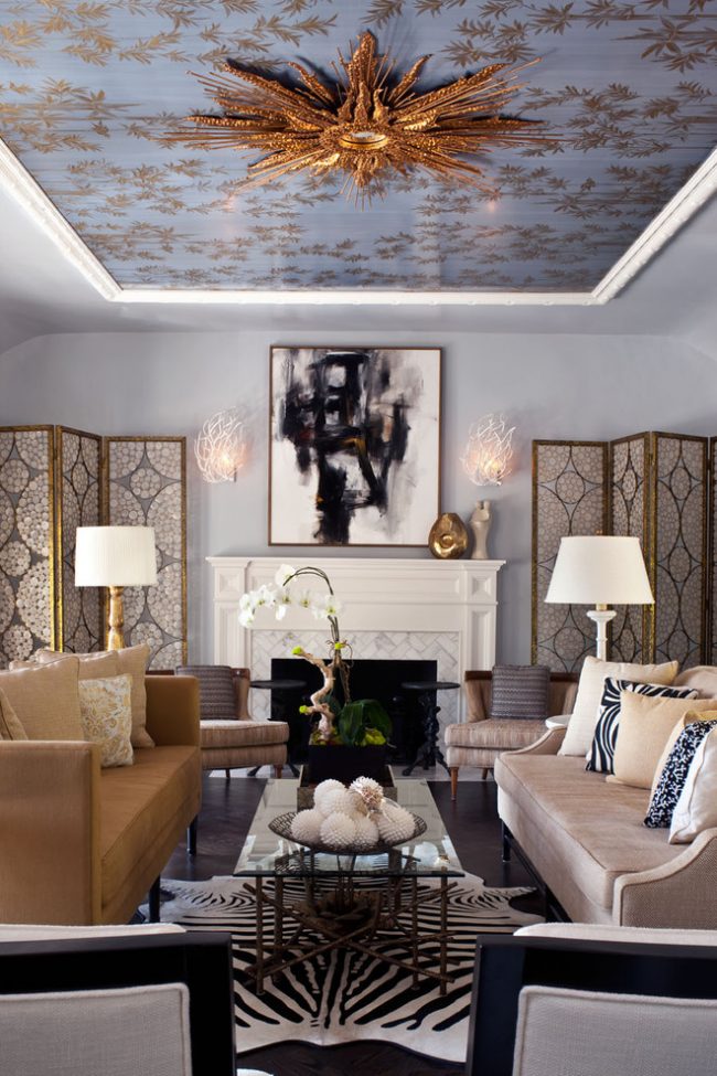 Stretchstoff Decke blau mit goldenem Muster im Innenraum des Wohnzimmers