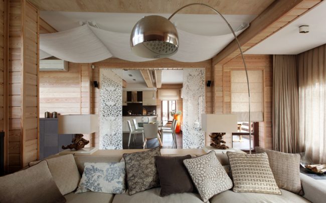 Weiße Stoffdecke sieht gut aus mit Holzverkleidung im Wohnzimmer
