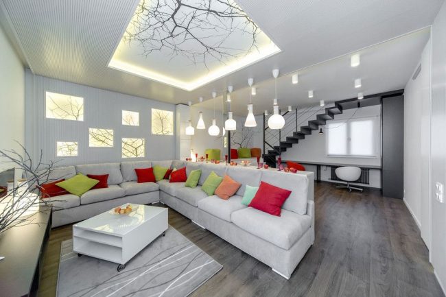 Wohnzimmer mit zweistöckiger Spanndecke und Leinwand mit Fotodruck