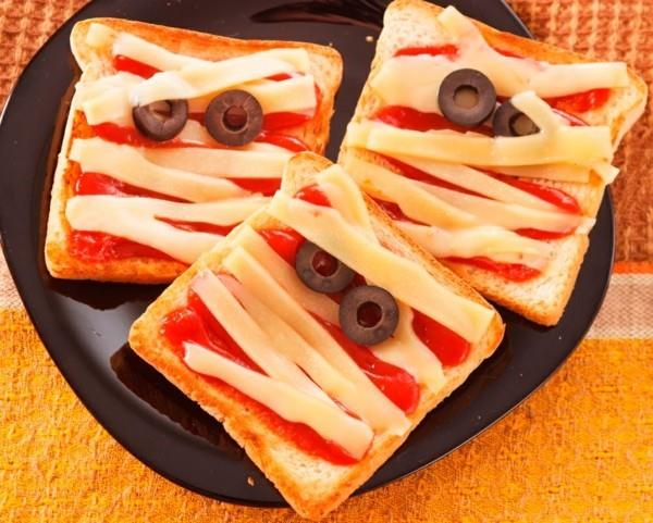 tosty halloweenowe przekąski z serem i oliwkami