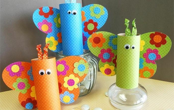 faire un rouleau de papier toilette avec des papillons colorés pour enfants