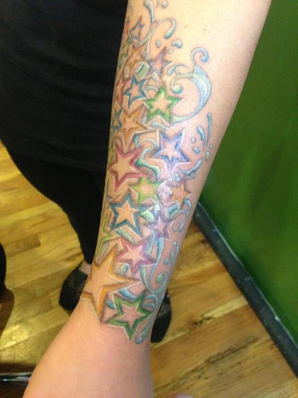 bonnes idées tatouage avant-bras étoiles colorées