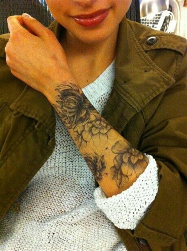 idées pour les idées de tatouage d'avant-bras pour les femmes fleurs noires