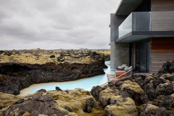 grand paysage naturel à côté du lagon bleu de l'hôtel