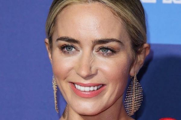 superbes boucles d'oreilles et sourire emily blunt