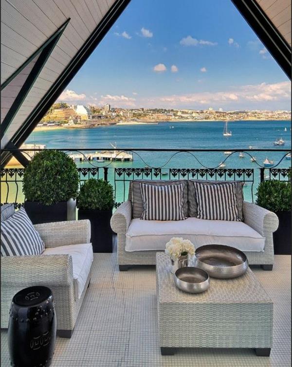 terrasse design avec mobilier en rotin vue mer