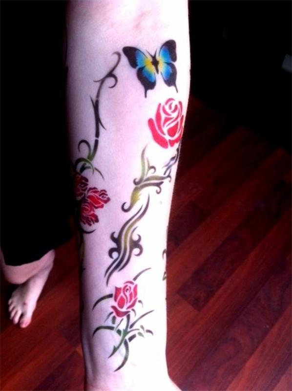 avant bras tatouage idée papillon vigne roses