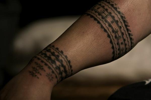 tatouage avant bras polynésien cool