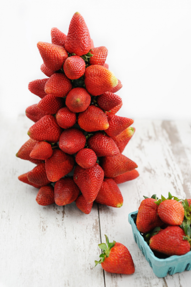 Weihnachtsbaum-Tischdekoration mit frischen Erdbeeren