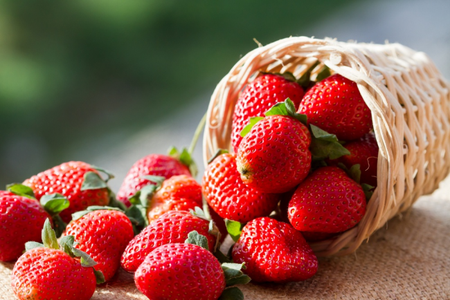 Erdbeeren sind die häufigste Beere für eine festliche Tischdekoration.