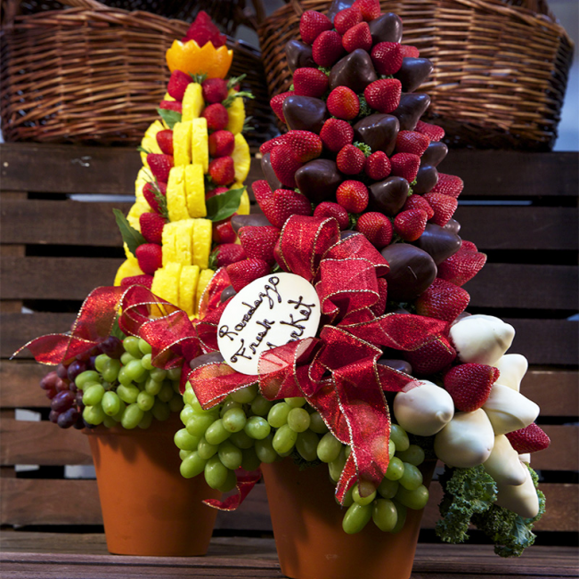 Eine süße Dekoration aus Beeren und Schokolade für jede festliche Tafel