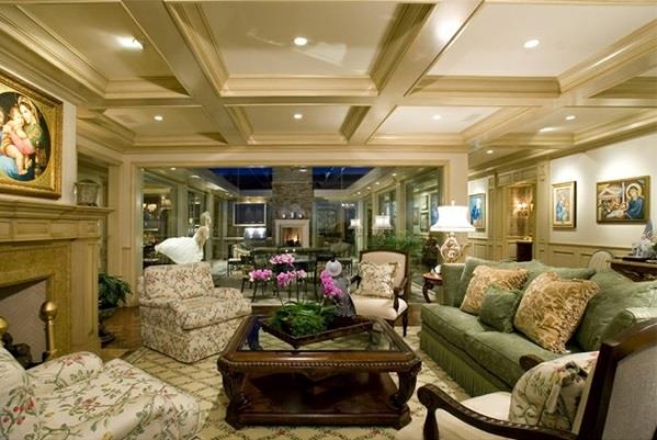 Tradycyjny salon z kasetonowymi sufitami sofa fotel kwiatowy wzór