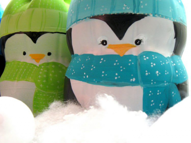 Takové roztomilé tučňáky si můžete vyrobit z plastové lahve.