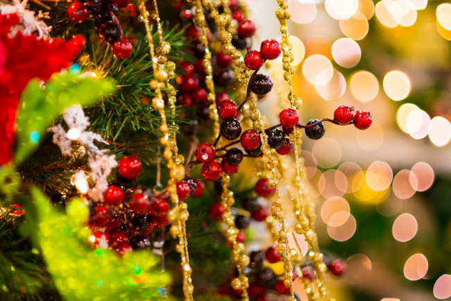 Luxusní dekorace na vánoční stromeček v podobě zlatých korálků