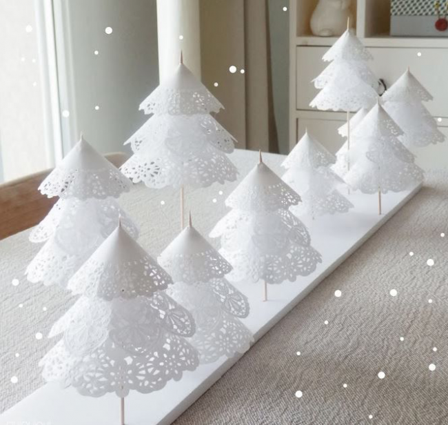 Sněhobílé vánoční stromky z ubrousků a párátka
