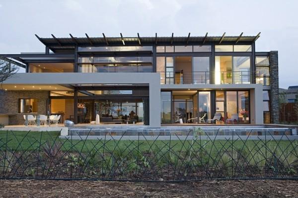 maison de rêve façade en verre et surfaces solides