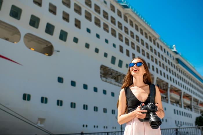 fille de vacances de rêve voyageant bateau de croisière