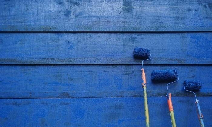 modne niebieskie odcienie ścian z farbą