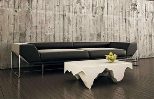 modny osobliwy stolik kawowy ciemna sofa skórzana biała