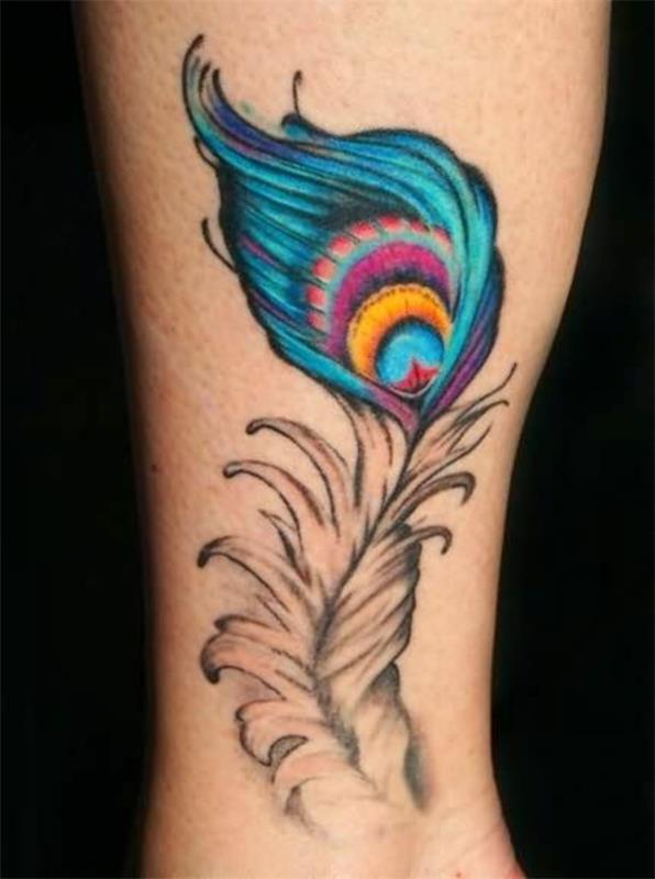 tatouage avant-bras paon plume coloré