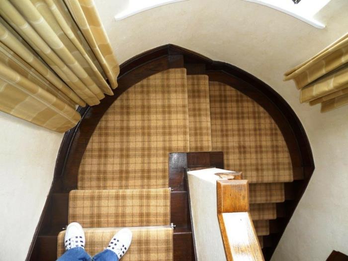 tapis d'escalier motif à carreaux rideaux longs