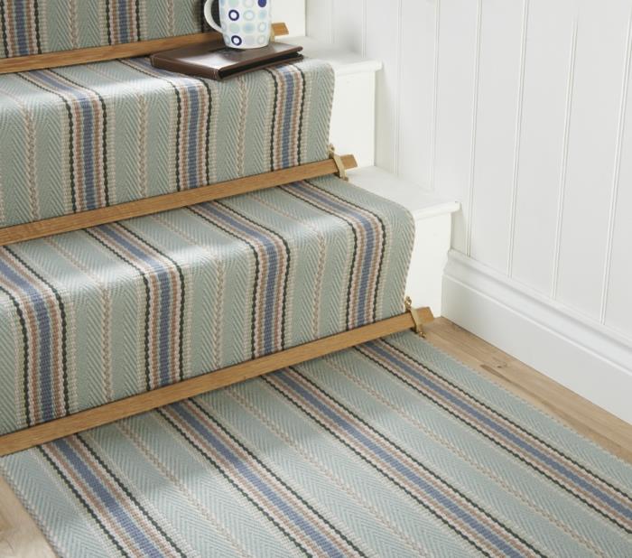 tapis d'escalier motif à rayures poteaux en bois
