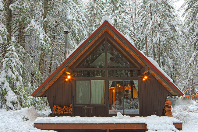 Das Tandem aus Holzhaus und Winterlandschaft schafft eine einzigartige Atmosphäre von Wärme und Behaglichkeit