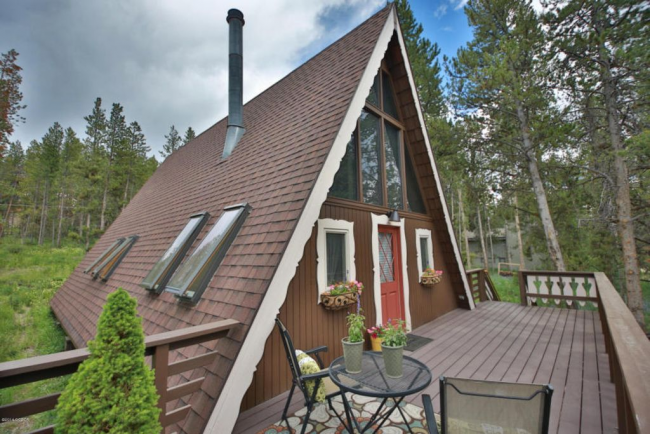 Das dreieckige Haus ist eine vollwertige Struktur, es sieht auf dem Territorium des Waldes besonders fabelhaft aus