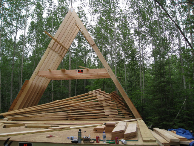 Bauabschnitt eines dreieckigen Hauses aus Holz