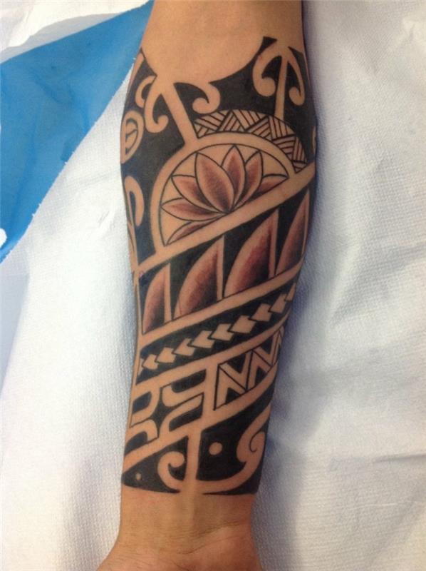 tatouage maori avant-bras motif tribal