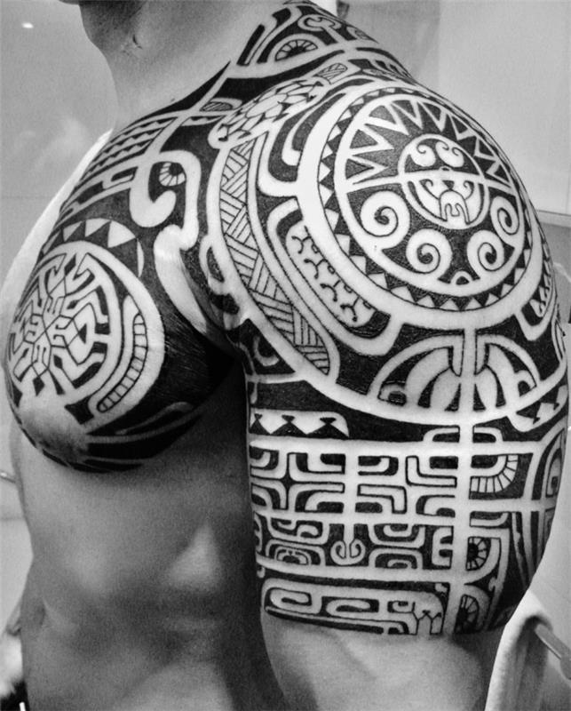 tatouage tribal motifs maoris bras