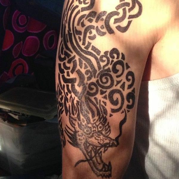 tatouage haut du bras pour homme motif dragon