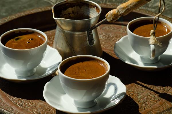 taca na kawę po turecku z kawą