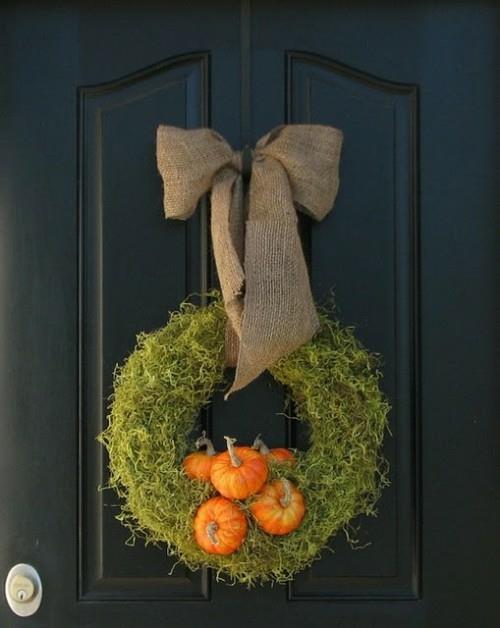 guirlande de porte automne déco idées design mousse vert orange citrouilles