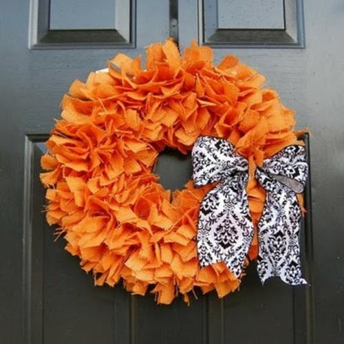 guirlande de porte idées déco automne faites-le vous-même tissu orange noir ruban blanc