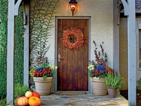 jesienna dekoracja wieniec na drzwi na zewnątrz