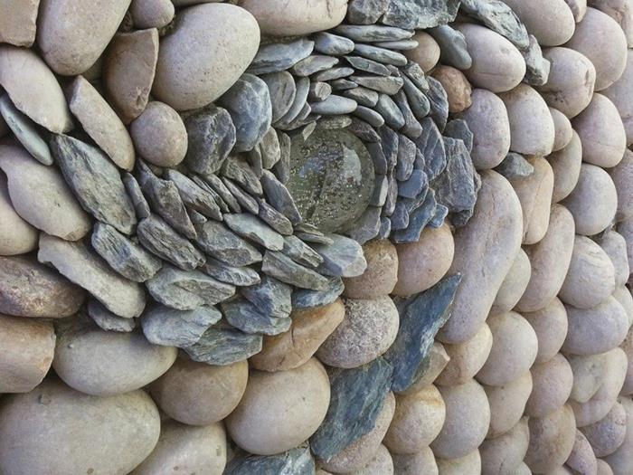 mur de pierres sèches pierres naturelles maçonnerie maçonnerie pierres rondes poser boule de verre