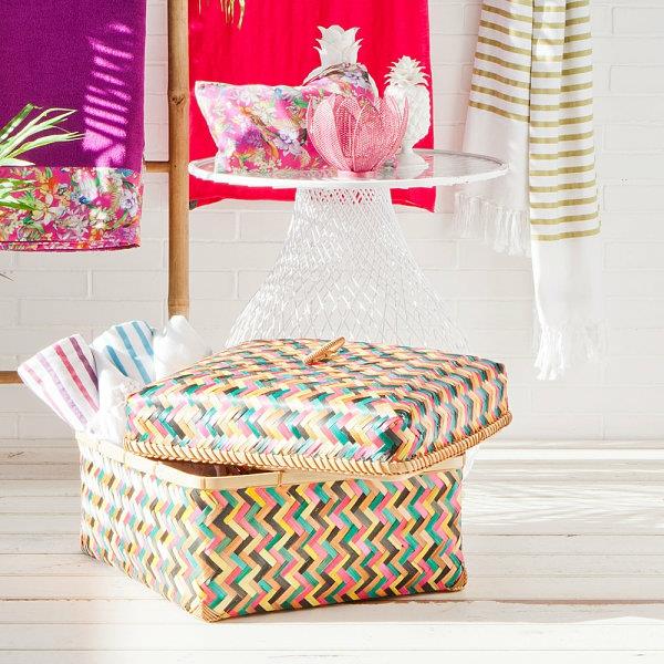 idées de déco design tropical panier coloré d'été coussins