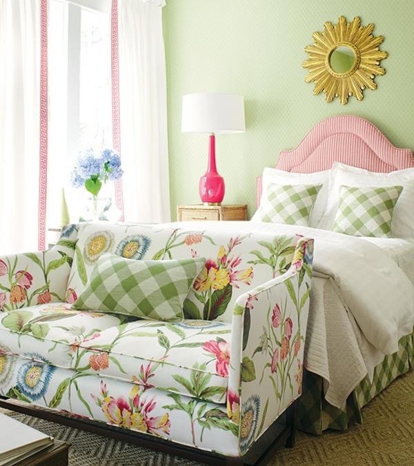 Éléments floraux typiques du canapé de la chambre au printemps