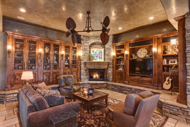 Rohový krb v interiéru obývacího pokoje v rustikálním stylu