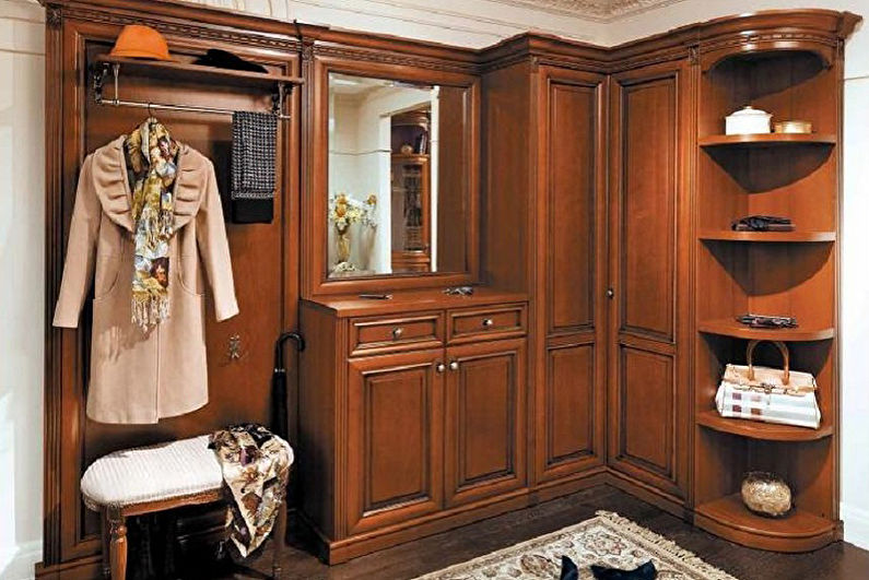Ъглов гардероб в коридора в класически стил