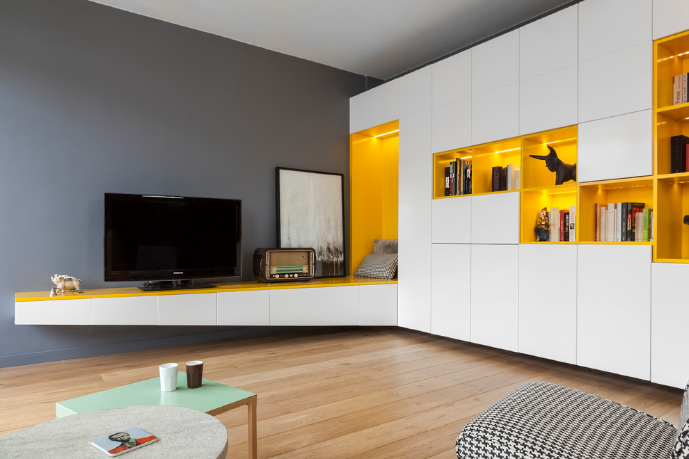 Tolle Kombination aus gelben und grauen Farben im Design des Wohnzimmers